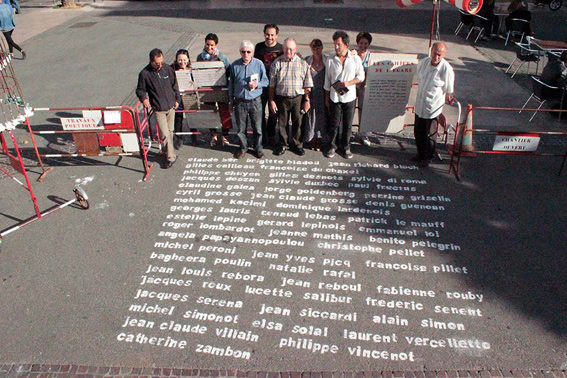 Photo réalisée par Trasphalt T.P (Jean-Louis Masson & Véronique Sicsic) le samedi 1er juin 2013, 5, place Martel Esprit, La Seyne-sur-Mer pour l'inauguration de l'exposition organisée par la bibliothèque de théâtre Armand Gatti  " Les Cahiers de l'Égaré ont 25 ans : 25 pages pour 25 auteurs "     